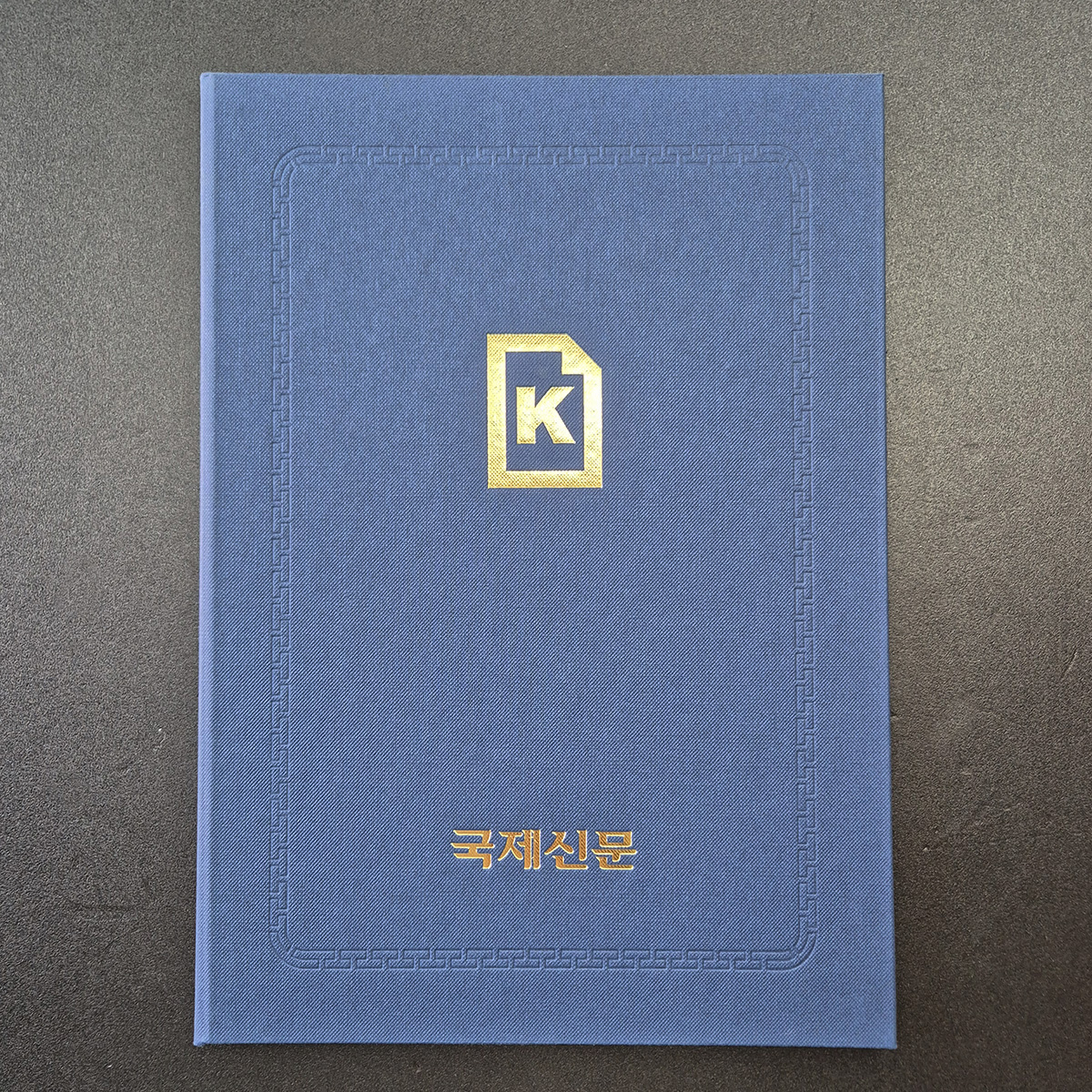 다크블루 엠보패턴 상장케이스 세로형 SC001996